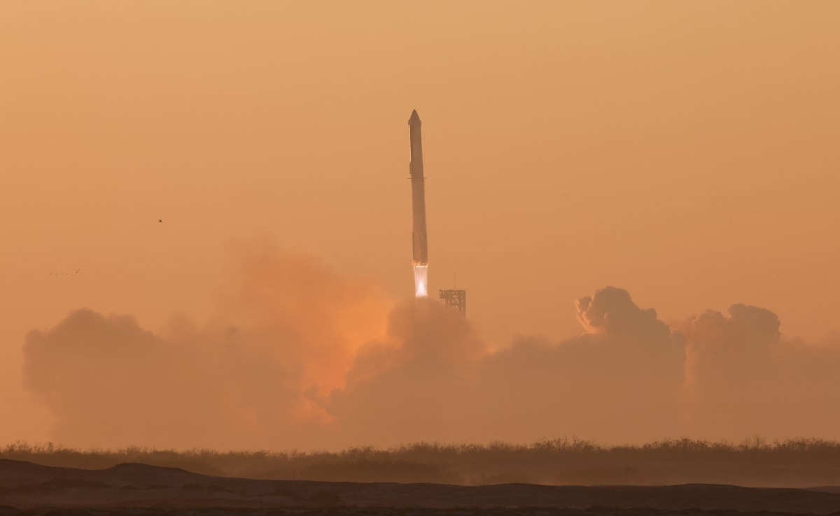 SpaceX Launches Giant New Rocket, But Loses It Minutes Into Flight